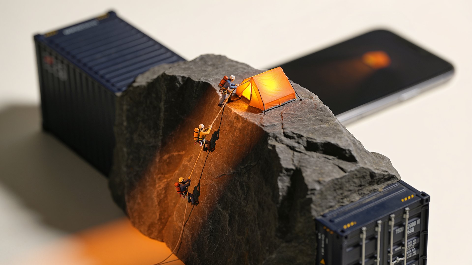Miniatur-Bergsteiger erklimmen einen Ladebalken als Metapher für schnelle Webseiten in Olpe | PeakWeb Webdesign Sauerland