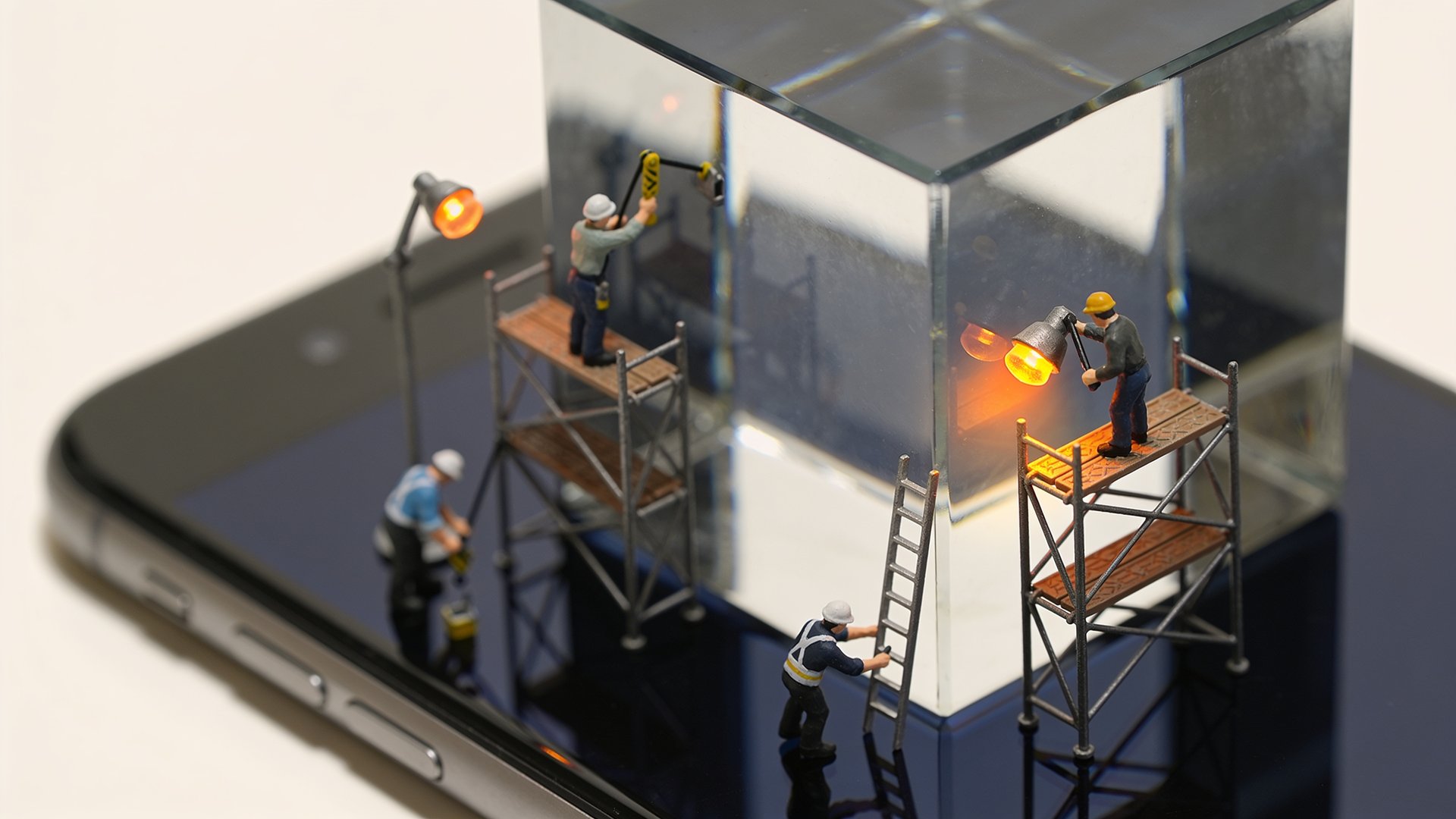 Miniatur-Figuren bauen ein Fundament als Sinnbild für die Arbeit einer Werbeagentur in Kierspe | PeakWeb Webdesign Sauerland