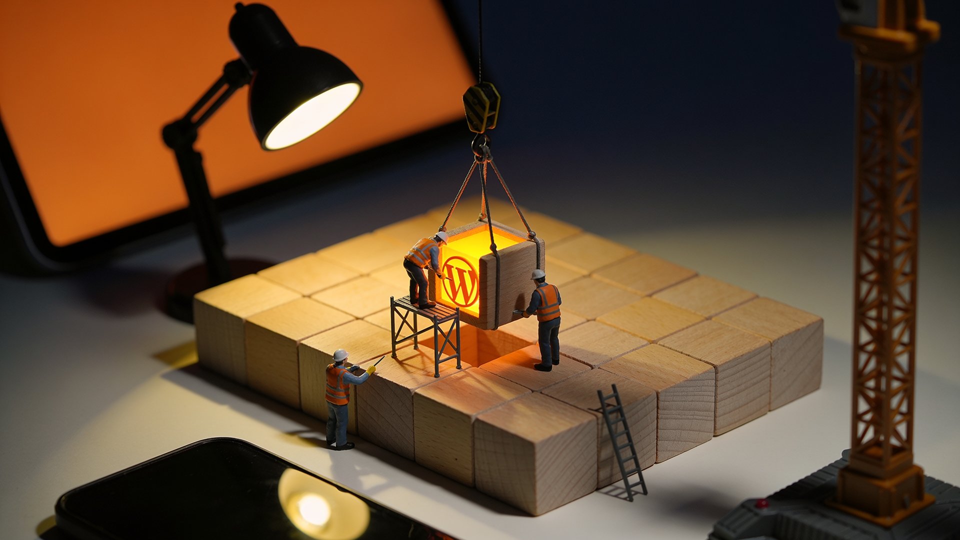 Miniatur-Bauarbeiter montieren ein modulares Baustein-Gebilde als Metapher für eine WordPress Agentur in Hemer | PeakWeb Webdesign Sauerland